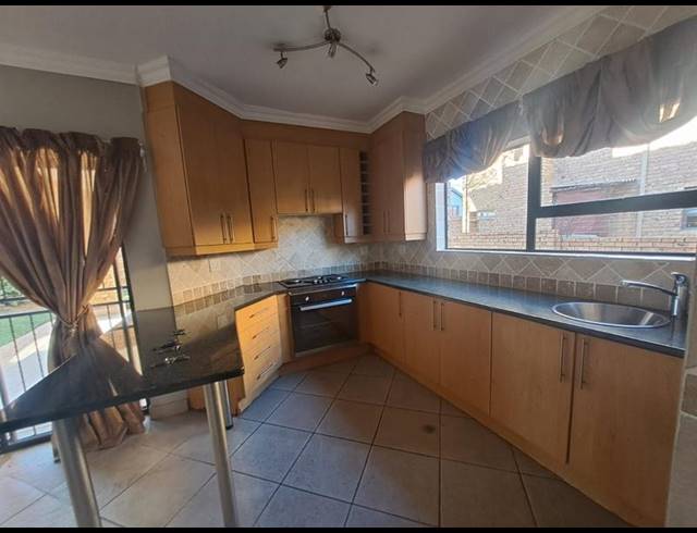 5 BEDROOM HOUSE FOR SALE IN AMBERFIELD VALLEY